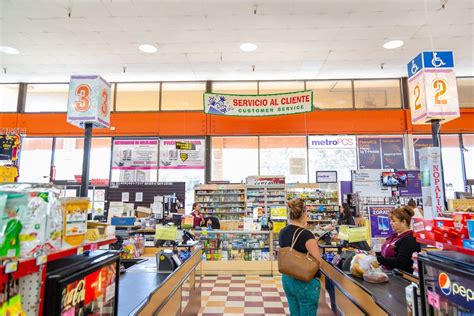 Lucky 7 Supermarket .